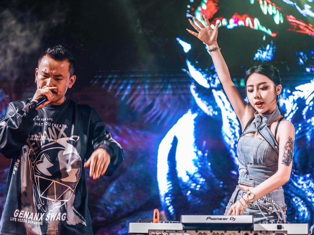 云創(chuàng)貴安谷開業(yè)慶典暨云創(chuàng)電音節(jié)(云創(chuàng)貴安谷開業(yè)揭牌儀式)(圖12) 云創(chuàng)貴安谷開業(yè)慶典暨云創(chuàng)電音節(jié)(云創(chuàng)貴安谷開業(yè)揭牌儀式)(圖12)