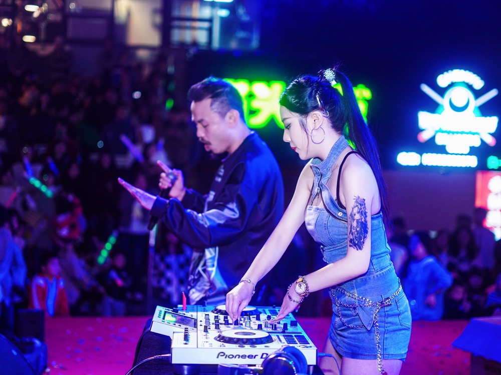 云創(chuàng)貴安谷開業(yè)慶典暨云創(chuàng)電音節(jié)(云創(chuàng)貴安谷開業(yè)揭牌儀式)(圖13) 云創(chuàng)貴安谷開業(yè)慶典暨云創(chuàng)電音節(jié)(云創(chuàng)貴安谷開業(yè)揭牌儀式)(圖13)